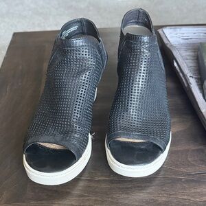 Sofft Woven Peep-Toe Platform Sandals - Black